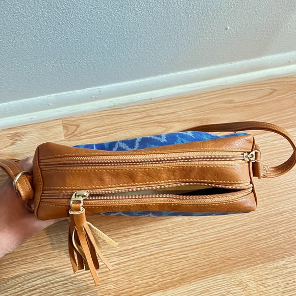 Blue ikat pattern crossbody bag - Picture 3 of 4